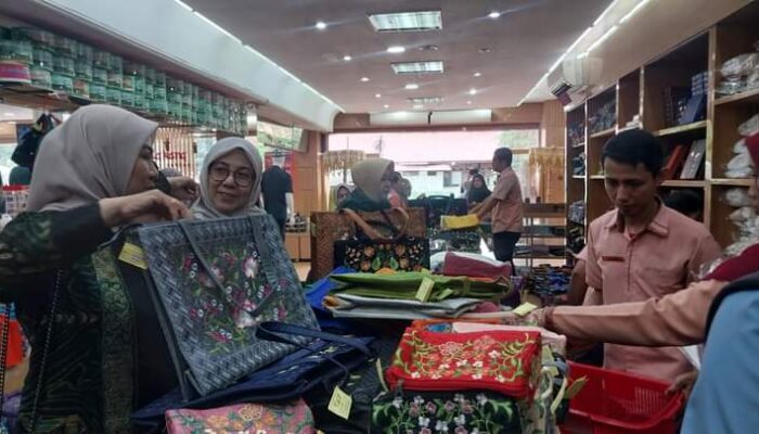 Puji Kerajinan Lokal di Padang, Ketua DWP Basarnas: Karya Orang Minang Itu Memang Beda!