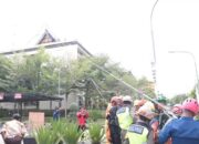 Dramatis! Tim SAR Gabungan Berjibaku Selamatkan Korban Gempa Terjebak di Lantai 4 Balaikota Padang