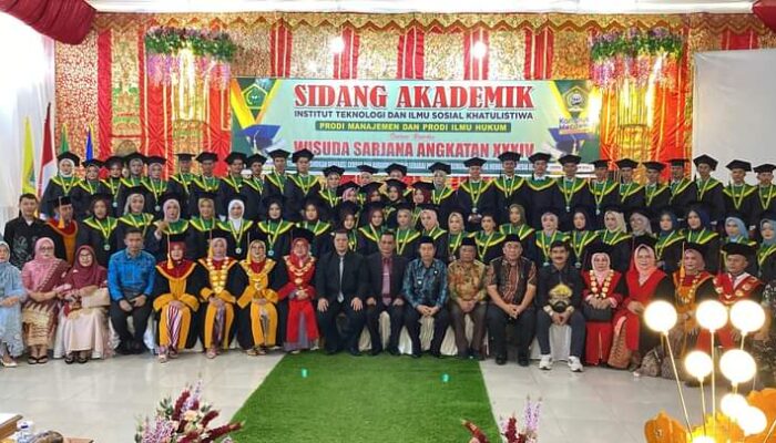 ITS Khatulistiwa Pasaman Barat Wisuda 120 Lulusan Manajemen dan Hukum