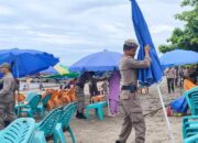 Petugas Satpol PP Padang Dilempari Kelapa Muda saat Penertiban PKL di Pantai Purus