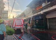 Pusat Pertokoan Nusantara Building Terbakar! 150 Personil dari Semen Padang, Pariaman dan Padang Panjang Berjibaku Padamkan Api