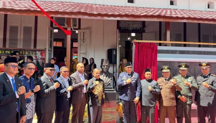 Plt Gubernur Sumbar Resmikan Monumen Pramuka di Simpang Ratulangi dan Replika Patung Bung Hatta di SMPN 1 Padang