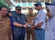 Tembus Usia 17 Tahun, Siswa SMAN 10 Padang dapat e-KTP dari Pj Walikota Andree Algamar