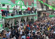 Tradisi Unik Keturunan India di Padang! Ribuan Warga Disirami Berton-ton Gula Pasir