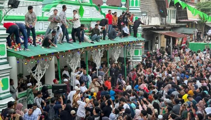 Tradisi Unik Keturunan India di Padang! Ribuan Warga Disirami Berton-ton Gula Pasir