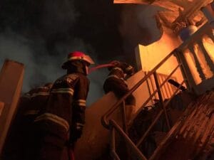 Kebakaran Hebat di Padang Tadi Malam, 2 Gedung Kosan Bertingkat Dilalap Si Jago Merah