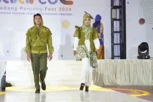 Beragam Model Batik Kekinian Karya Desainer Muda Sumatera Barat Curi Perhatian Pengunjung di Acara PaPa Fest 2024