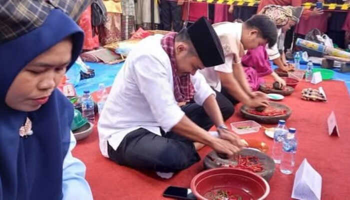 Serunya Festival Budaya di Balaikota Padang! Remaja Berlomba “Manggiliang Lado, Manampih Bareh dan Mangukua Karambia”