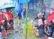 Diguyur Hujan Seharian, Bundo Kanduang Tetap Antusias Ikuti Lomba “Malamang” di Kanagarian Limau Manih Padang