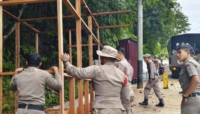 Aparat Bongkar Bangunan Liar di Bahu Jalan Baru Air Manis Padang