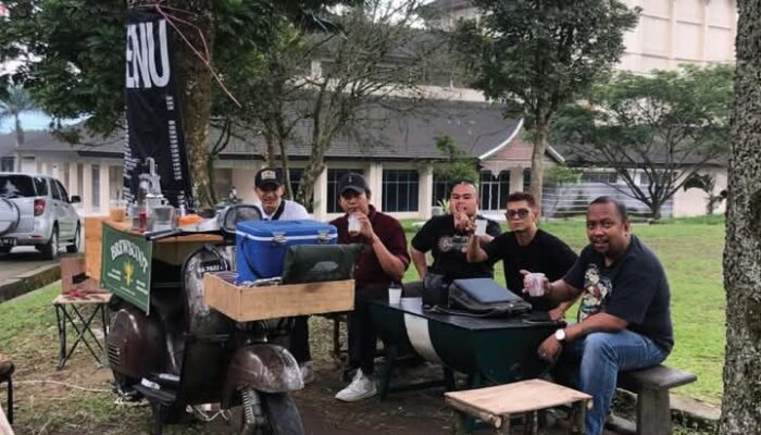 Kisah Inspiratif Owner Brewscoot Street, dari Skuter Tua Jualan Kopi Keliling Hingga Dirikan Coffee Shop