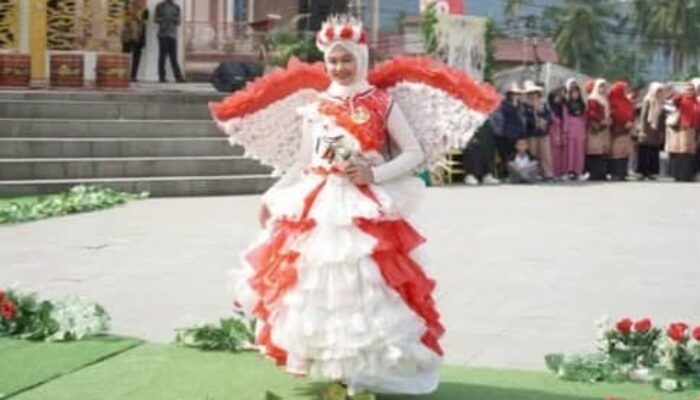 Keren! Siswa di Solok Selatan Ciptakan Gaun yang Mengagumkan dari Bahan Barang Bekas