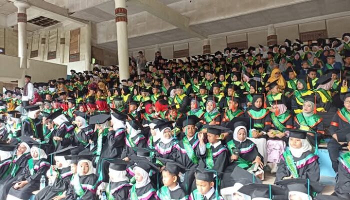 Wisuda Massal, Ribuan Siswa di Padang Tahfidz Al Quran