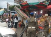 Tak Jera Hadapi Satpol PP, PKL Ini Tetap Ngotot Berjualan di Badan Jalan Meski Sudah Ada Gedung Baru Pasar Raya Fase VII