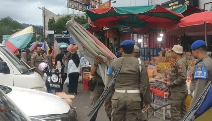 Tak Jera Hadapi Satpol PP, PKL Ini Tetap Ngotot Berjualan di Badan Jalan Meski Sudah Ada Gedung Baru Pasar Raya Fase VII