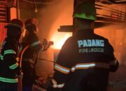 Kebakaran Hebat Semalam, Gudang ACP Akrilik Berisi 7 Unit Mobil Hangus Dilalap Api