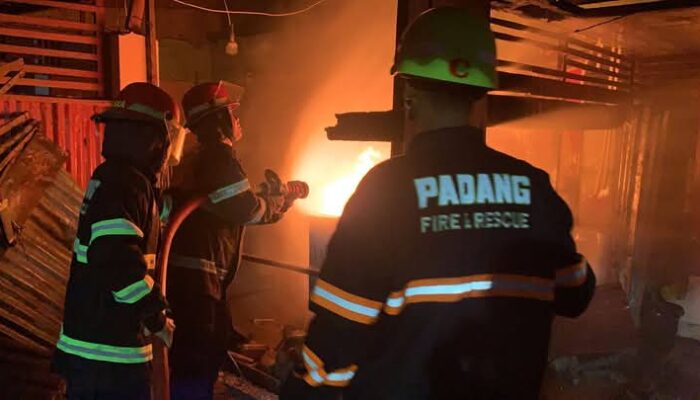 Kebakaran Hebat Semalam, Gudang ACP Akrilik Berisi 7 Unit Mobil Hangus Dilalap Api