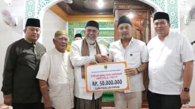 Wagub Vasko Ruseimy Serahkan Berbagai Bantuan saat Safari Ramadhan di Desa Bungo Tanjuang Pariaman