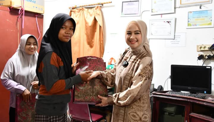 Senyum Ceria Anak Panti Asuhan Sambut Kedatangan Ketua TP PKK Ny. Dian Fadly Amran