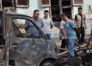 Walikota Pariaman Yota Balad Serahkan Bantuan Korban Kebakaran di Desa Simpang