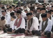Shalat Ied Khidmat, Warga Solok Selatan Berbondong-bondong Rayakan Idul Fitri di Kantor Bupati