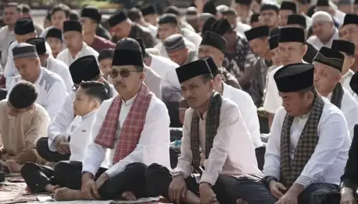 Shalat Ied Khidmat, Warga Solok Selatan Berbondong-bondong Rayakan Idul Fitri di Kantor Bupati