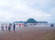 Ribuan Wisatawan Kunjungi Objek Wisata Batu Malin Kundang Pantai Air Manis Padang