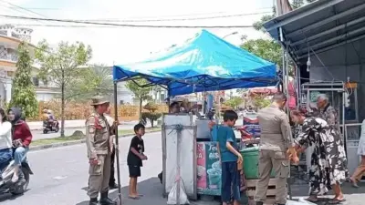 Satpol PP Padang Sita Lapak PKL yang Berjualan di Fasum dan Badan Jalan