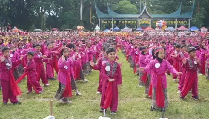 Berakaian Adat Nusantara, 3.500 Murid TK Menari Serentak di Lapangan Imam Bonjol Padang
