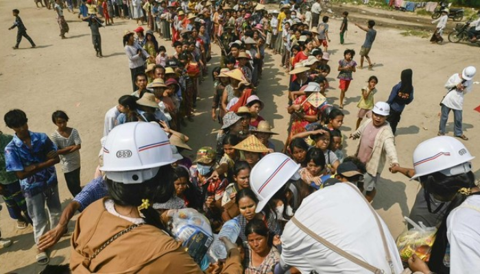 Kondisi Terkini Myanmar Pasca-Gempa! Bau Mayat Menyengat, Warga Antre Demi Bantuan Makanan dan Air