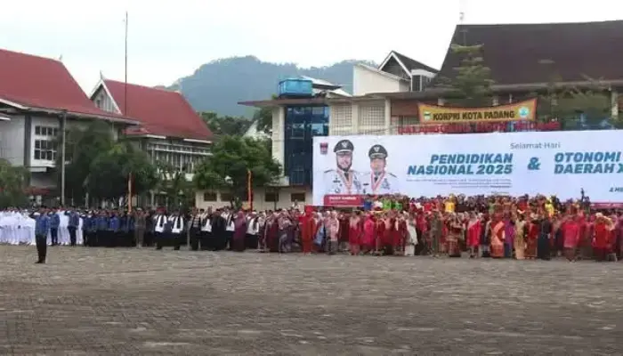 Peringati Hari Pendidikan Nasional, Siswa di Padang Berpakaian Adat Nusantara