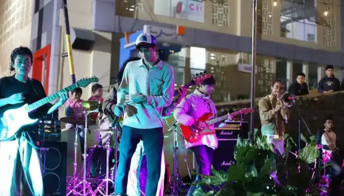 Berwisata Kuliner Sambil Nonton Live Musik di Pasar Kuliner Padang Panjang