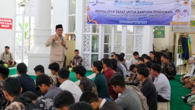 Serahkan Rp498 Juta untuk Calon Mahasiswa, Bupati Eka Putra Pastikan Tak Ada Siswa Tatah Datar Putus Kuliah