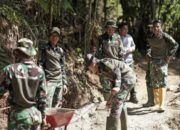 TNI Lantamal II Padang Bersama Warga Nagari Sako Bangun Irigasi di Sungai Talu