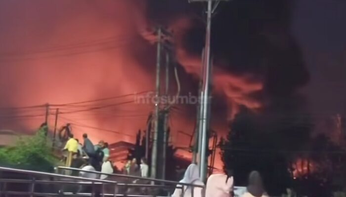 Mencekam! Hingga Minggu Malam, Api Masih Berkobar Melalap Pabrik Karet PT Teluk Luas Padang 