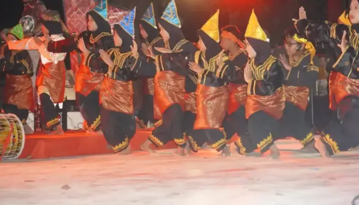 FOTO: Keseruan Nongkrong Kreatif Malam Minggu di Pantai Padang