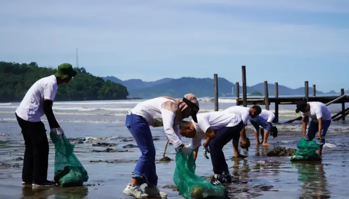 Ratusan Pegawai PLN UID Sumbar Pungut Sampah di Pantai Air Manis Padang