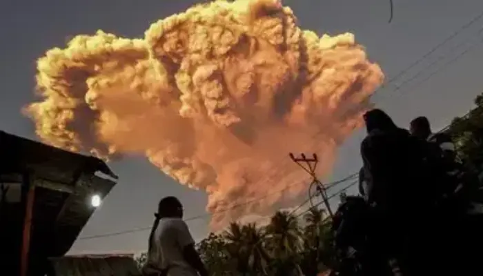 Gunung Lewotobi di NTT Meletus, Semburan Abu Vulkanik Capai 10 Km