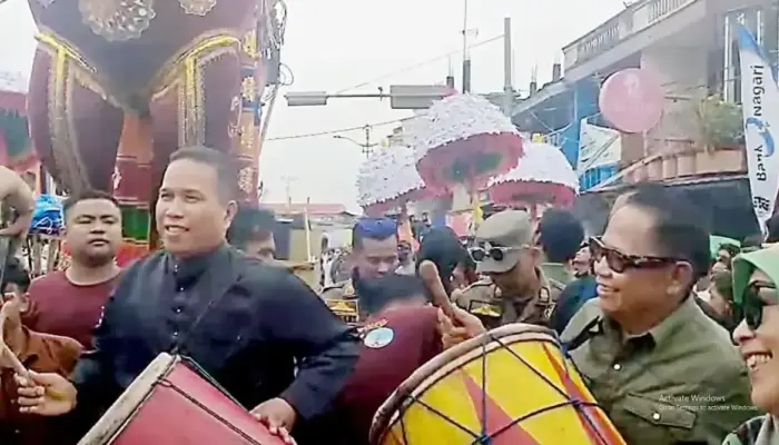 Dari Pengusaha Pariaman, Basko Hingga Turis Mancanegara Antusias Ikuti Hoyak Tabuik 2025 