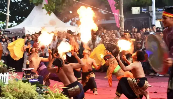 VIDEO: Pesona Budaya Hoyak Tabuik Piaman 2025 Berlangsung Meriah