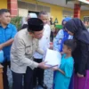 Cerita Warga Tentang Program Padang Juara: Alhamdulillah! Seragam Gratis Kami Terima Jelang Sekolah Dimulai