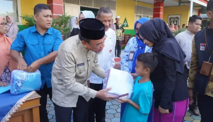 Cerita Warga Tentang Program Padang Juara: Alhamdulillah! Seragam Gratis Kami Terima Jelang Sekolah Dimulai