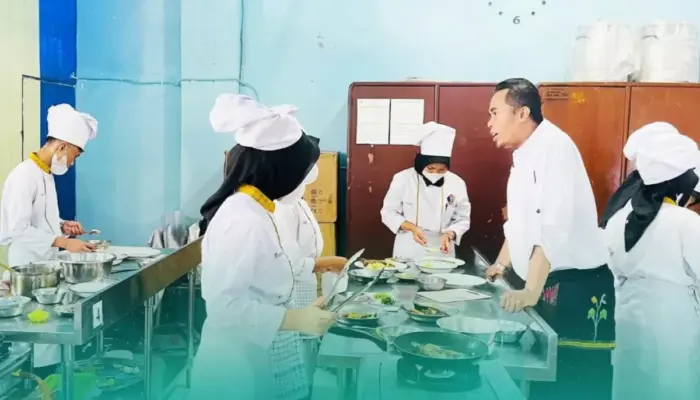 Master Chef Indonesia Lord Adi Ajarkan Cara Jitu Memasak Bagi Siswa SMKN 1 Padang Panjang 