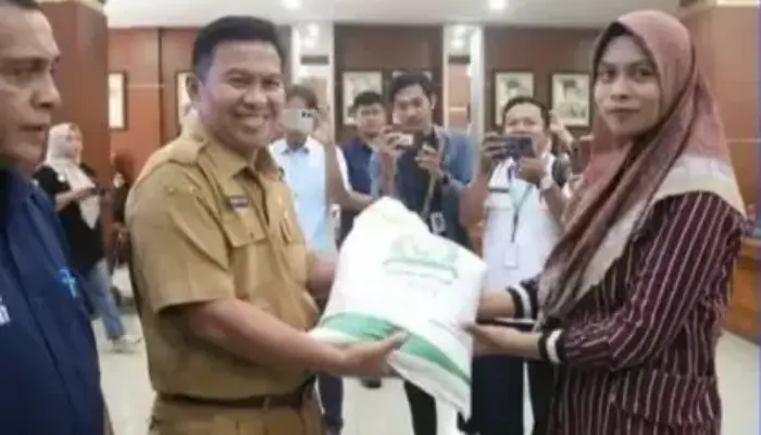 4.937 Keluarga Penerima Manfaat di Bukittinggi Terima Beras Bantuan Pemerintah