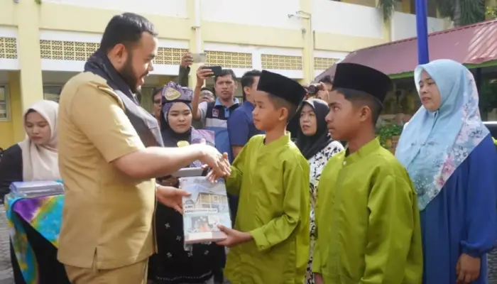 Walikota Padang Bukan Omon-omon! Minggu Lalu Serahkan Seragam Gratis, Sekarang Bagi-bagi LKS