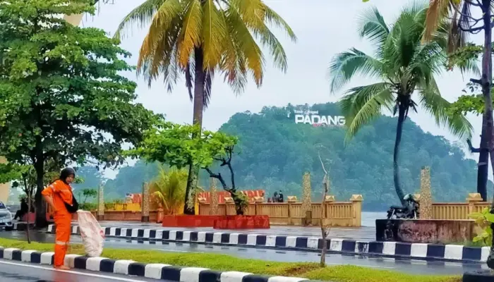 Saat Warga Masih Terlelap, Para Wanita “Pahlawan Kebersihan” Sudah Menyapu Sampah di Kota Padang