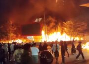 Makassar Membara! Massa Bakar Gedung DPRD, Walikota Nyaris Jadi Korban