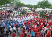 Ribuan Warga Padang dari Beragam Agama Kompak Gotong Royong Bersihkan Pantai