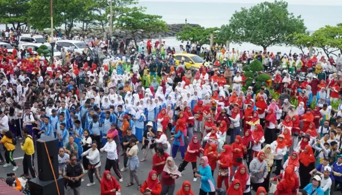 Ribuan Warga Padang dari Beragam Agama Kompak Gotong Royong Bersihkan Pantai