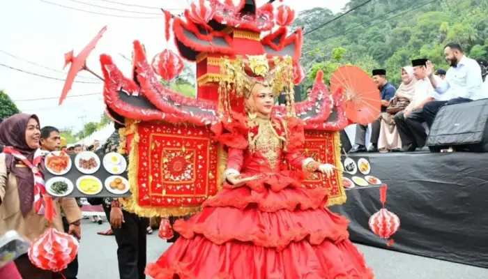 FOTO: Karnaval Kota Tua Semarakan Hari Jadi Kota Padang ke-356